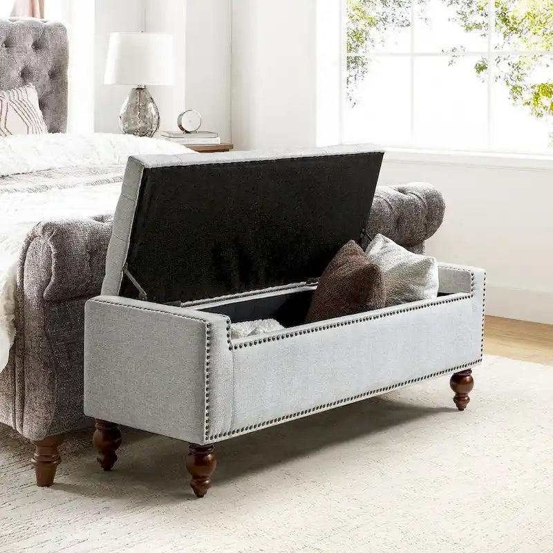 Banc de rangement Felix Classic capitonné avec garnitures cloutées par HULALA HOME