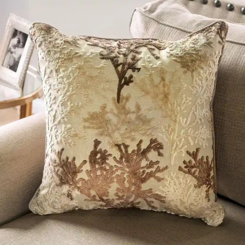 Canapé deux places rembourré traditionnel Qyn en bois massif beige de Furniture of America