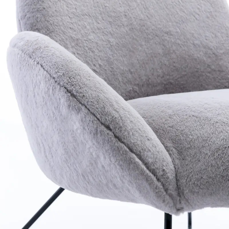 Fauteuil d'appoint moderne Corvus Rowen avec accoudoirs, revêtu de polaire.