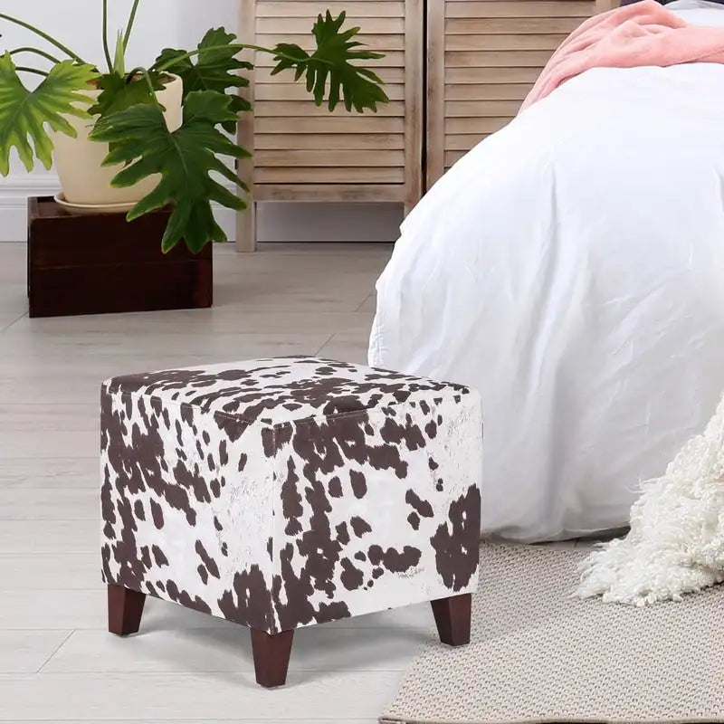 Pouf cube style britannique Adeco à motif vache, repose-pieds élégant