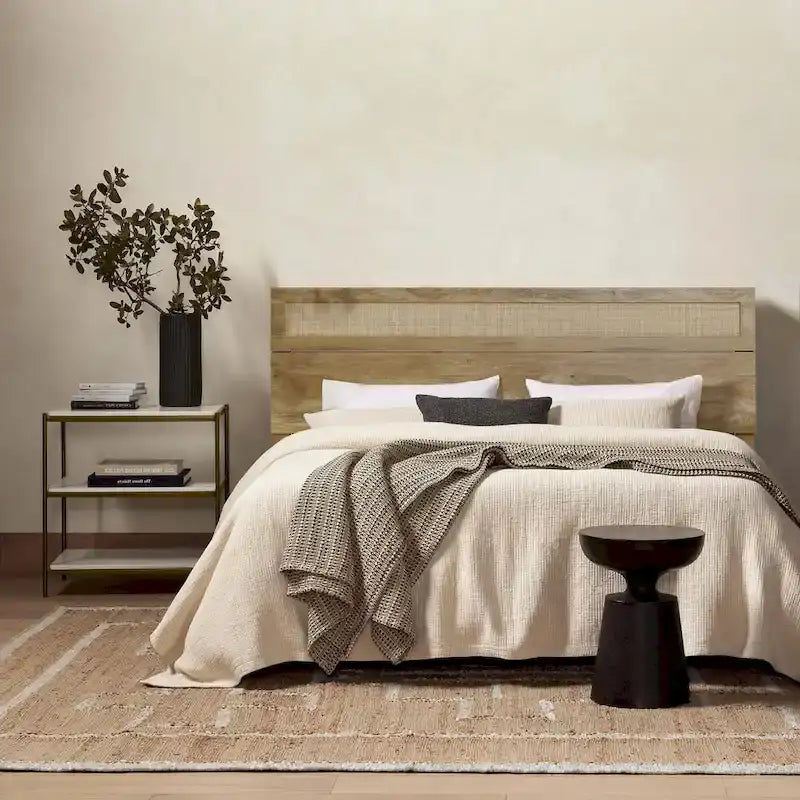 Tête de lit en bois manufacturé finition chêne avec dessus en rotin naturel, format King ou Queen