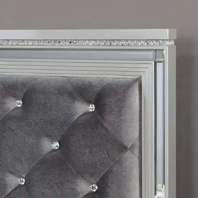Lit Seleena Glam argenté à panneaux capitonnés en tissu, par Furniture of America