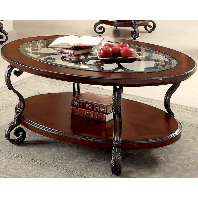 Table basse Cienna traditionnelle en merisier brun, plateau en verre de 122 cm (48 pouces), une étagère et ornements métalliques en volutes.