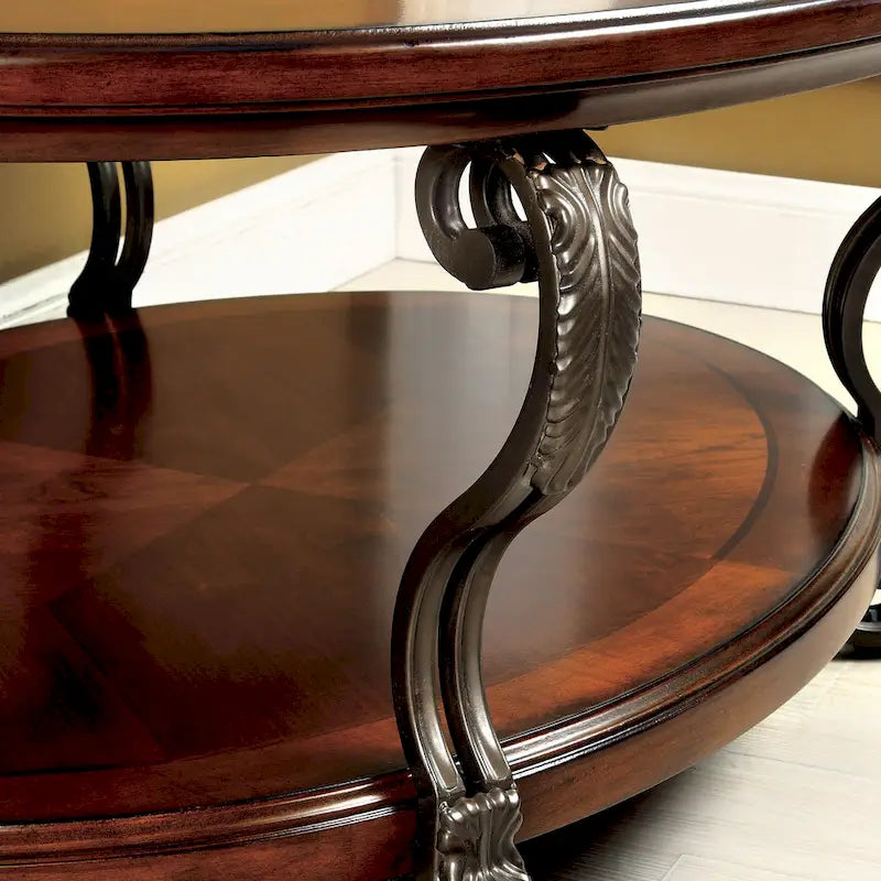 Table basse Cienna traditionnelle en merisier brun, plateau en verre de 122 cm (48 pouces), une étagère et ornements métalliques en volutes.