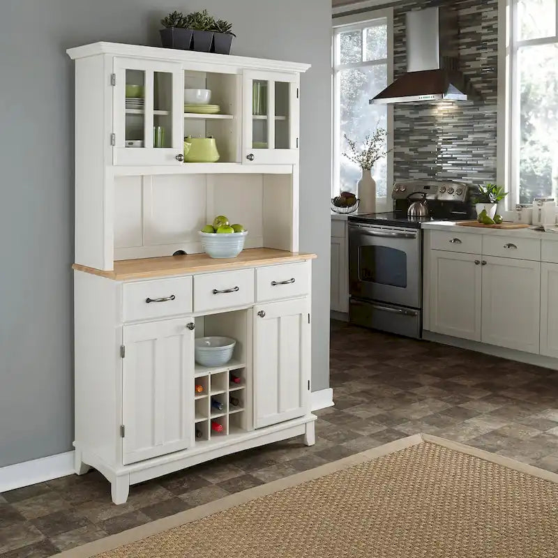Buffet Homestyles, buffet blanc cassé avec vaisselier et plateau en bois