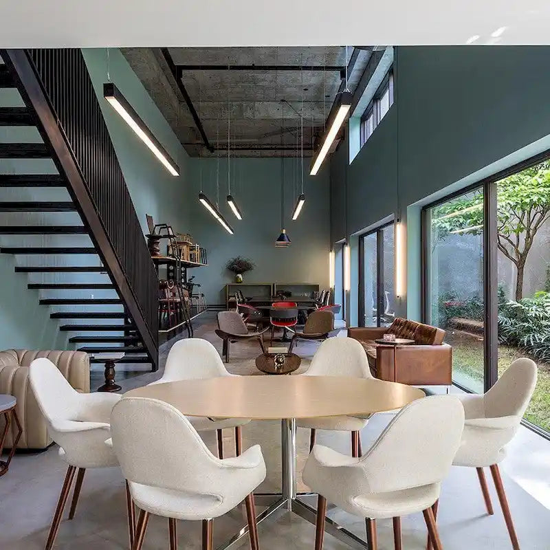 Ensemble de 2 fauteuils modernes en tissu bio avec pieds en bois brun noyer foncé, parfaits pour la salle à manger, le bureau ou comme fauteuil d'appoint.