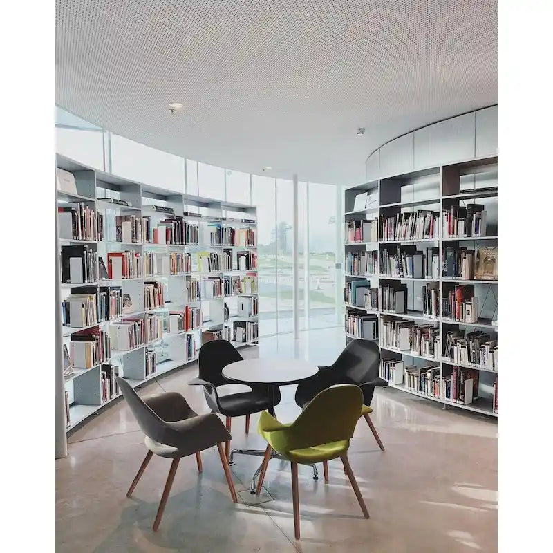 Ensemble de 2 fauteuils modernes en tissu bio avec pieds en bois brun noyer foncé, parfaits pour la salle à manger, le bureau ou comme fauteuil d'appoint.