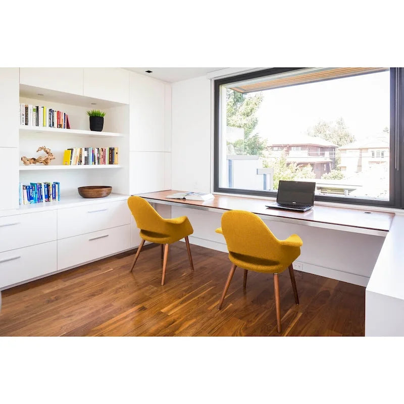 Ensemble de 2 fauteuils modernes en tissu bio avec pieds en bois brun noyer foncé, parfaits pour la salle à manger, le bureau ou comme fauteuil d'appoint.