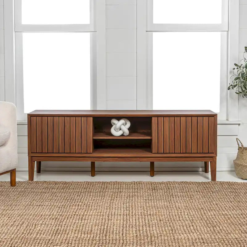 Meuble TV Damien 58 po, style ferme, avec 3 compartiments de rangement et portes coulissantes, compatible avec les téléviseurs jusqu'à 65 po, avec système de gestion des câbles, par JONATHAN Y - 58