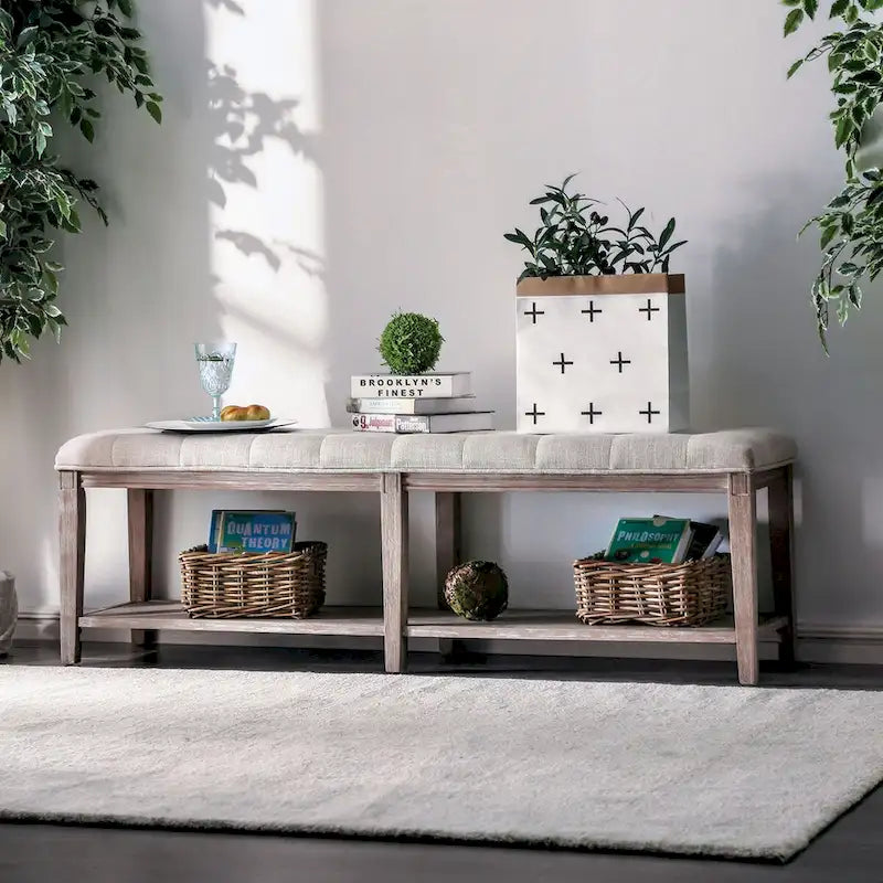Banc en bois avec assise capitonnée.