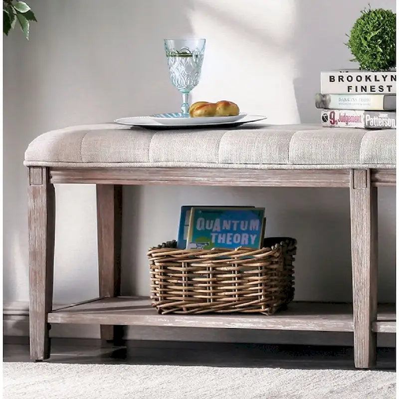 Banc en bois avec assise capitonnée.