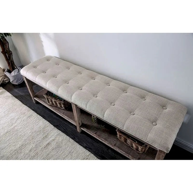 Banc en bois avec assise capitonnée.