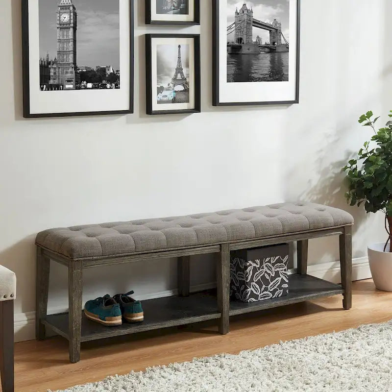 Banc en bois avec assise capitonnée.