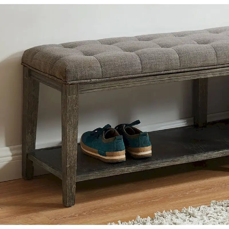 Banc en bois avec assise capitonnée.