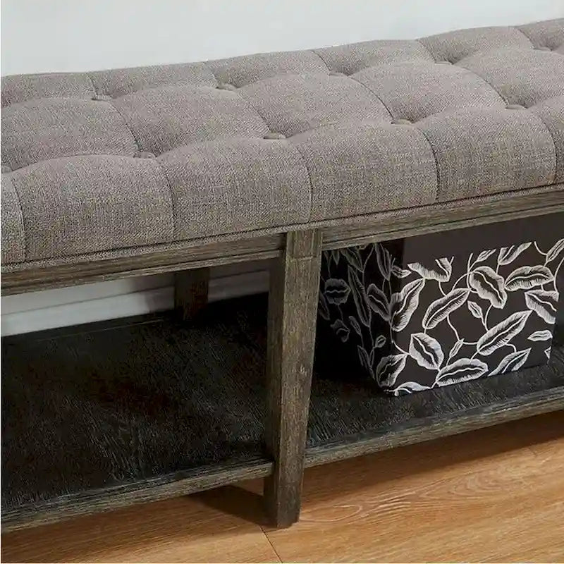 Banc en bois avec assise capitonnée.