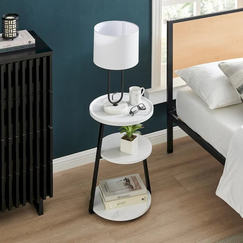 Table d'appoint ronde Skylar à 3 niveaux avec plateau à rebord surélevé et pieds asymétriques en métal de style moderne du milieu du siècle