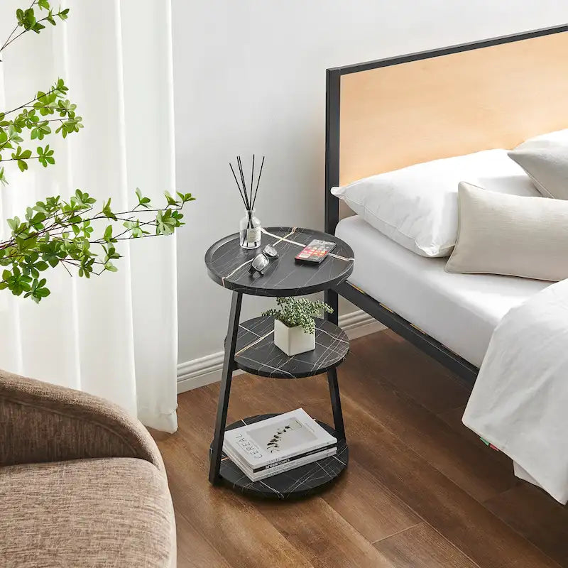 Table d'appoint ronde Skylar à 3 niveaux avec plateau à rebord surélevé et pieds asymétriques en métal de style moderne du milieu du siècle