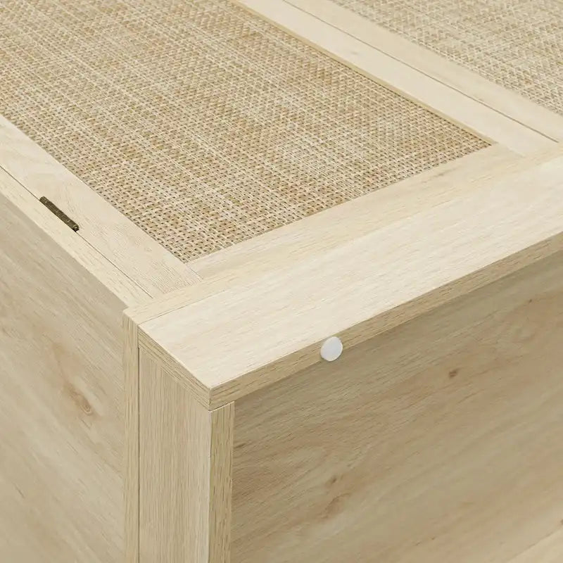 Armoire à 4 portes avec 1 tiroir et 4 étagères intérieures réglables.