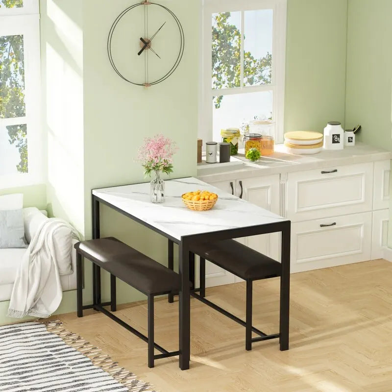 Ensemble de salle à manger 3 pièces en faux marbre, comprenant une table et deux bancs en similicuir pour la salle à manger ou le coin repas.