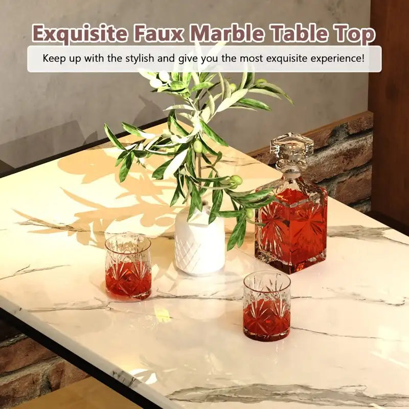 Ensemble de salle à manger 3 pièces en faux marbre, comprenant une table et deux bancs en similicuir pour la salle à manger ou le coin repas.