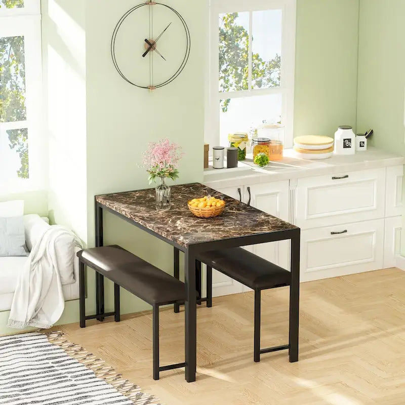 Ensemble de salle à manger 3 pièces en faux marbre, comprenant une table et deux bancs en similicuir pour la salle à manger ou le coin repas.