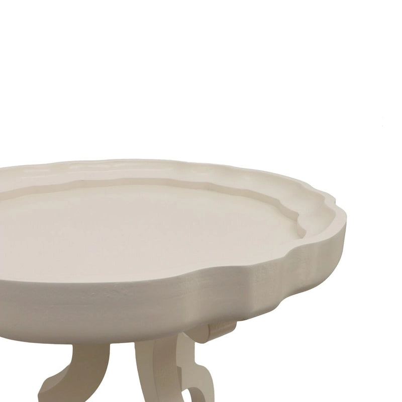 Table d'appoint de style campagnard français en bois avec plateau à bord festonné et pieds incurvés
