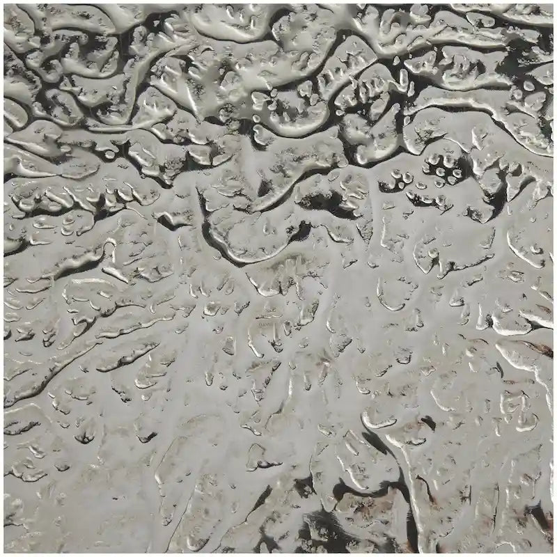Table d'appoint d'appoint géométrique en aluminium texturé - Argent, Or ou Gris - Roche River Decor